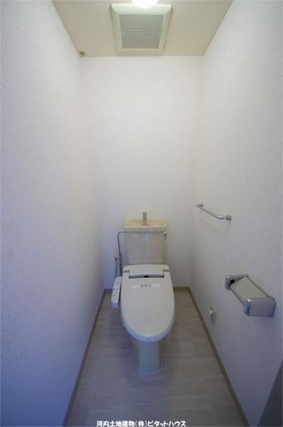 トイレ　シャワートイレ※リノベーション前の画像です。