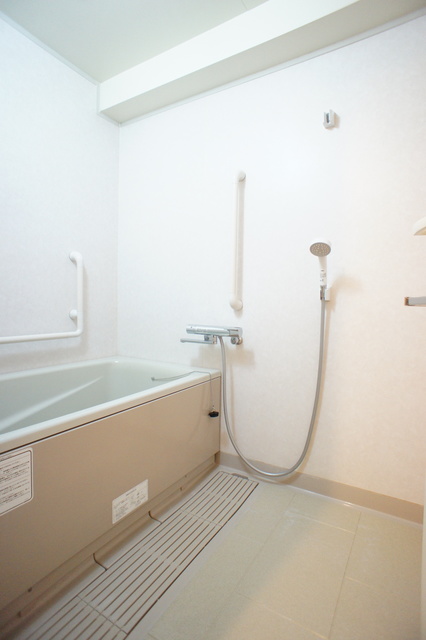 バス・シャワールーム　バスルームは沸かし直せる追焚機能付なので経済的です！