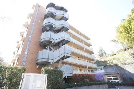 建物外観　小田急線「向ヶ丘遊園」より徒歩８分です。