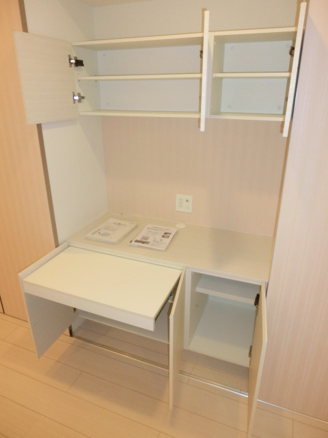 その他部屋・スペース　どーん。机の登場。