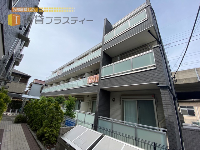 建物外観　ショッピングセンターと駅の間に立地です。。