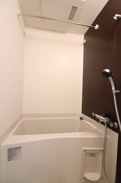 バス・シャワールーム　コンパクトで使いやすいお風呂です