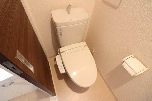 トイレ　独立洗面台あり、毎朝おしゃれに忙しい女性の方におすすめです