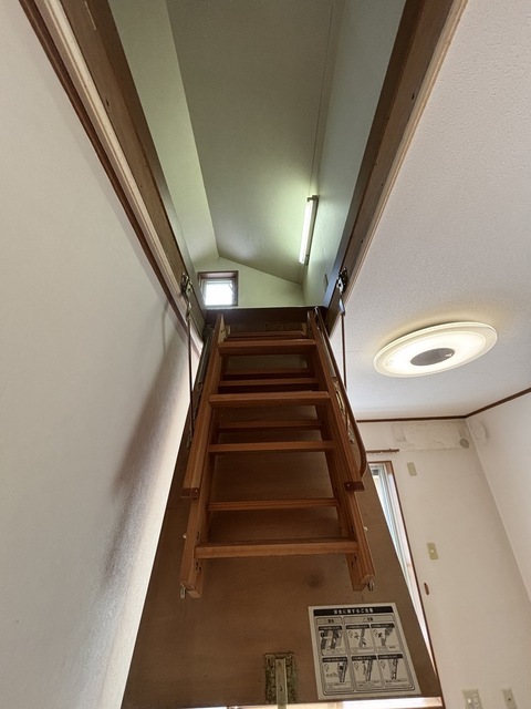 その他　小屋裏収納への階段