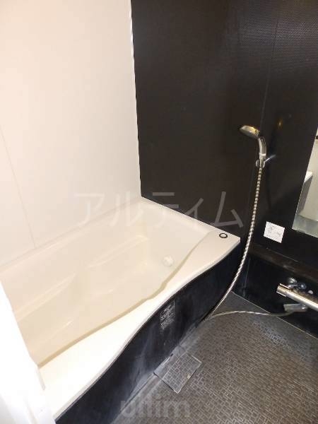 バス・シャワールーム　※同タイプの他のお部屋です