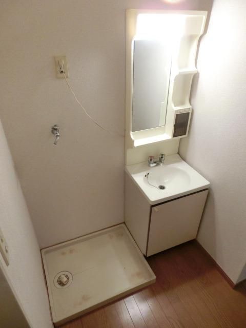 洗面設備　脱衣スペースに独立洗面台と室内洗濯機置き場を設置