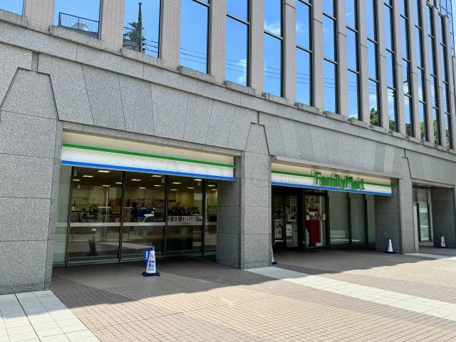 コンビニ　ファミリーマート朝日生命代田橋ビル店（コンビニ）まで143m