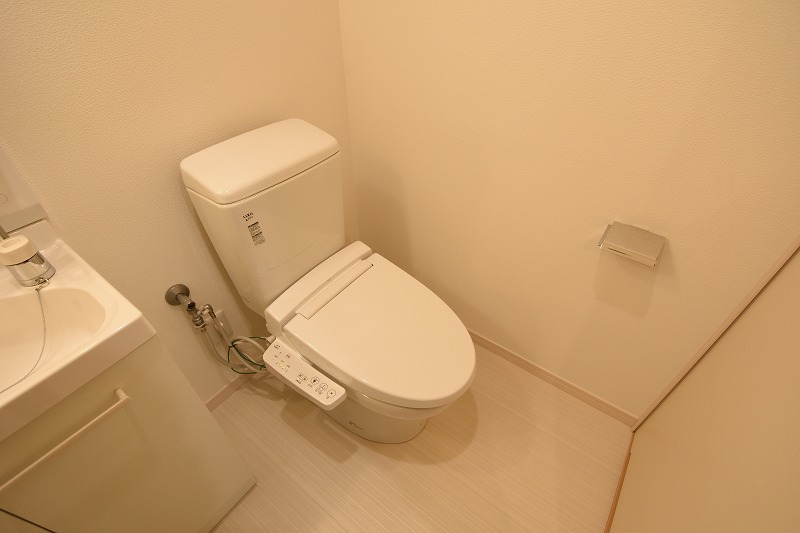 トイレ　温水洗浄便座付きのトイレです♪
