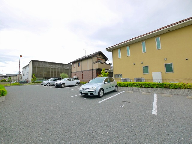駐車場　駐車場があるので、車を買う予定の方も安心です
