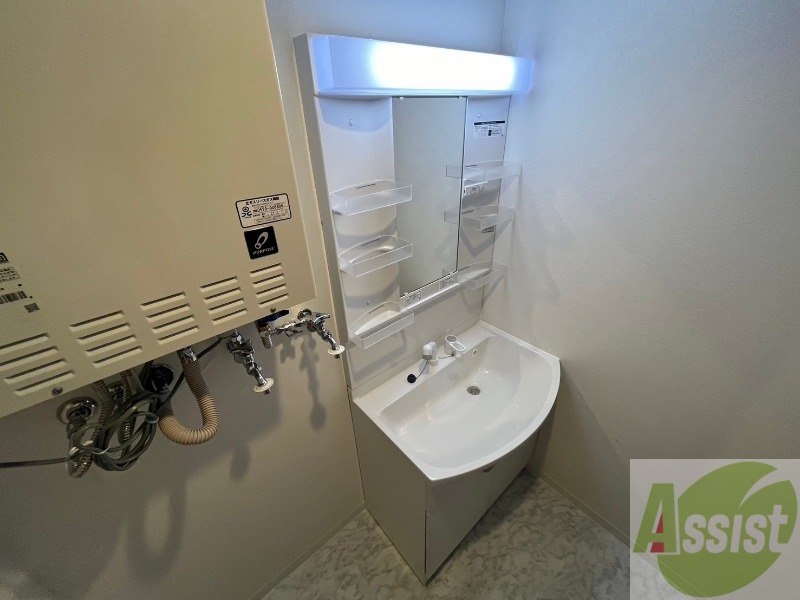 洗面設備　独立洗面台です。大きくてよいですね。シャンプーもできます！