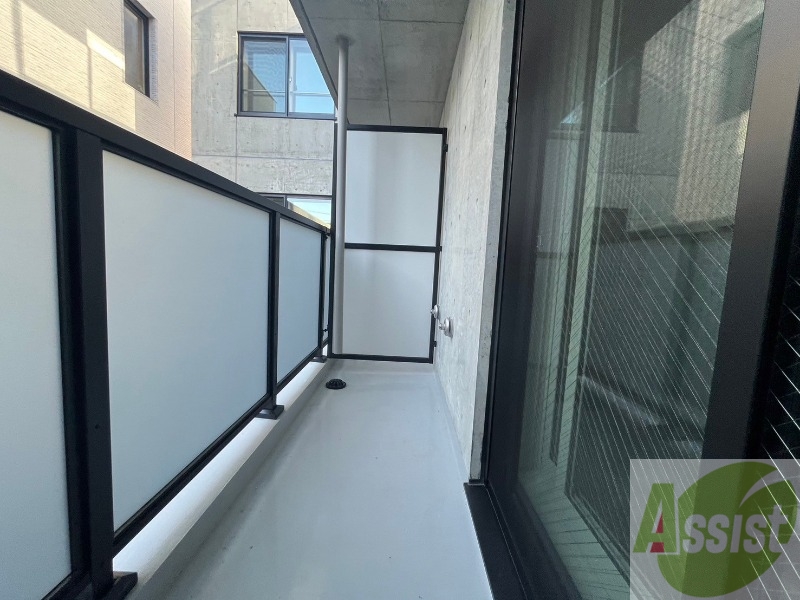 バルコニー　バルコニーです。洗濯物を干すもよし、一息つくもよしですね。