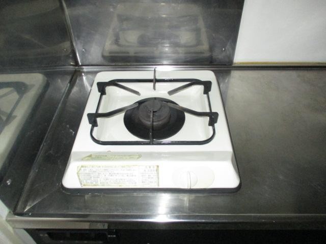 キッチン　1口のコンロが付いております。