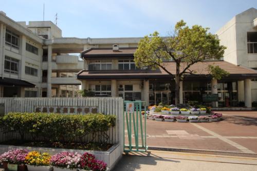 中学校　広島市立長束中学校（中学校）まで888m