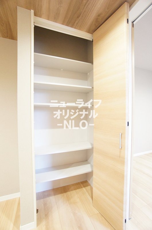 その他設備　キッチン背面にはパントリー収納があります。