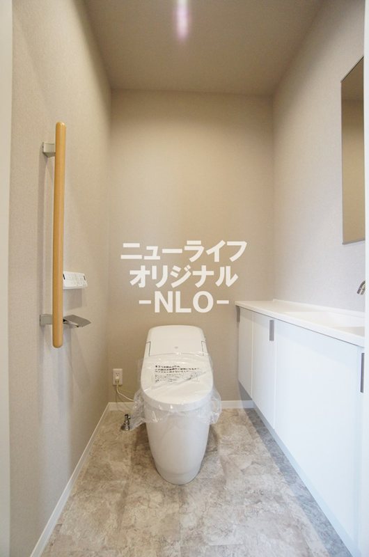 トイレ　スタイリッシュなタンクレストイレ。室内に手洗いシンクが付いて