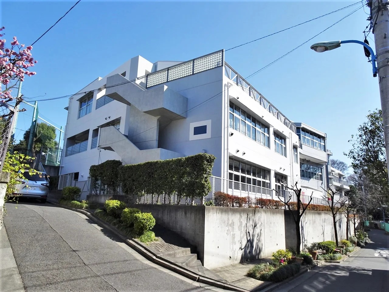中学校　新宿区立落合中学校（中学校）まで608m