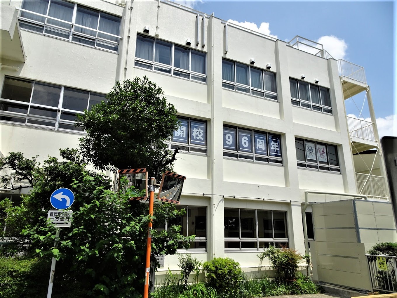 小学校　新宿区立戸塚第三小学校（小学校）まで121m