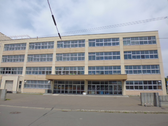 中学校　札幌市立新川中学校（中学校）まで316m