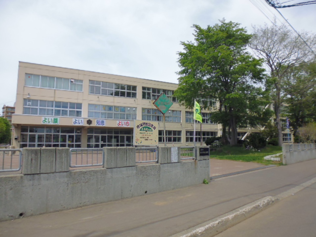 小学校　札幌市立新川中央小学校（小学校）まで326m