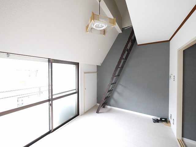 その他部屋・スペース　落ち着いた色調の寝室です