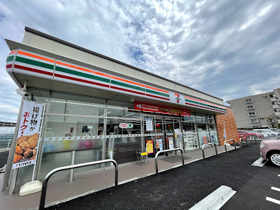 コンビニ　セブン-イレブン 古賀花鶴丘店（コンビニ）まで747m