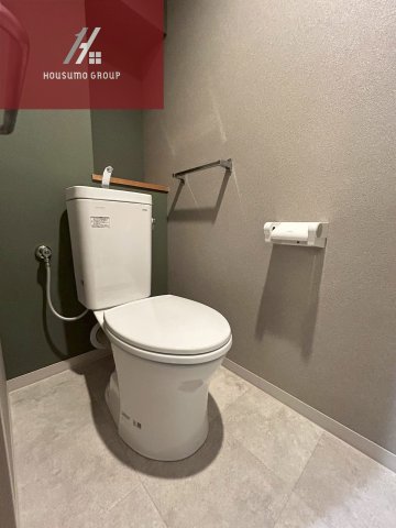 トイレ　落ち着いた色調のトイレです