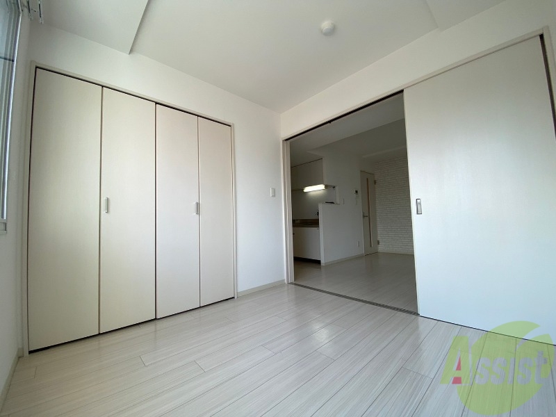 その他部屋・スペース　寝室はこちらです。光が差し込む、温かみのあるお部屋です。