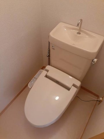 トイレ　落ち着いた色調のトイレです