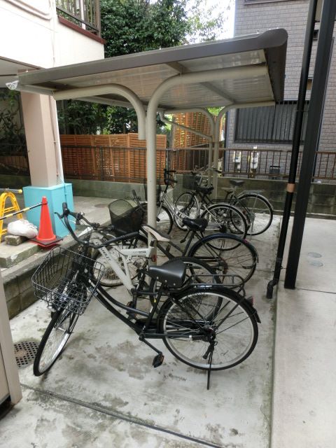 駐車場　屋根付の駐輪場です。