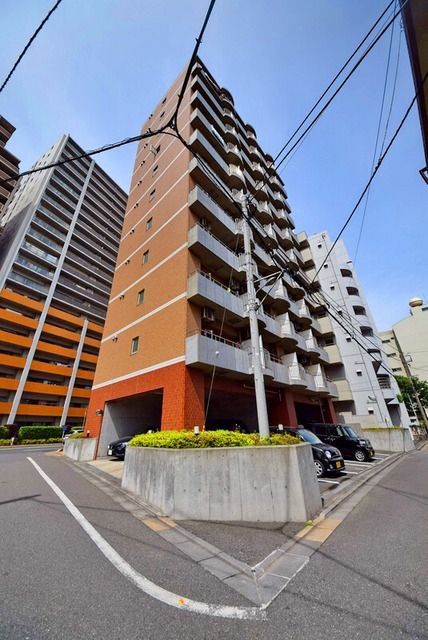 建物外観　１１階建ての重厚なマンションです
