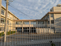 中学校　高丘中学校（中学校）まで1583m