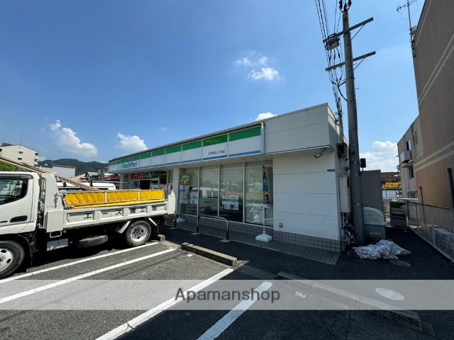 コンビニ　ファミリーマート（コンビニ）まで121m