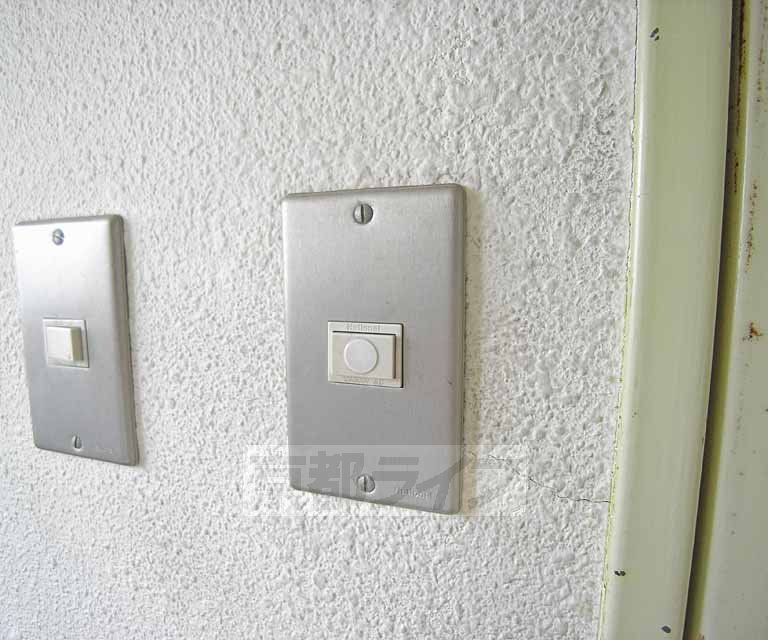その他　玄関横に設置されています。