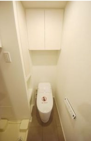 トイレ　落ち着いた色調のトイレです