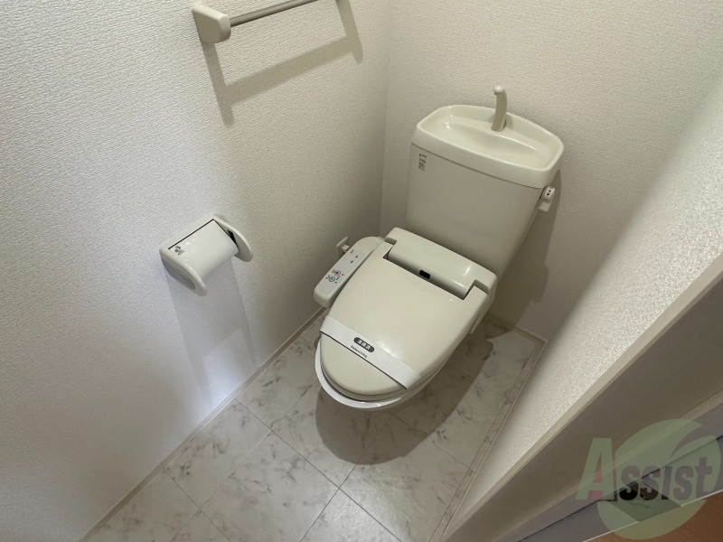 トイレ　トイレはウォシュレット機能付きです。安心して使用できますね。