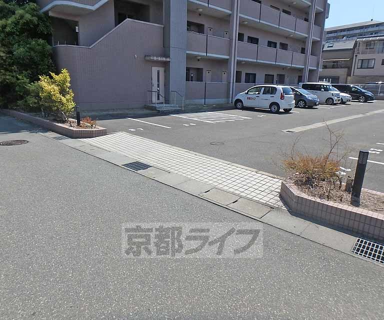 駐車場　ガレージ入口です