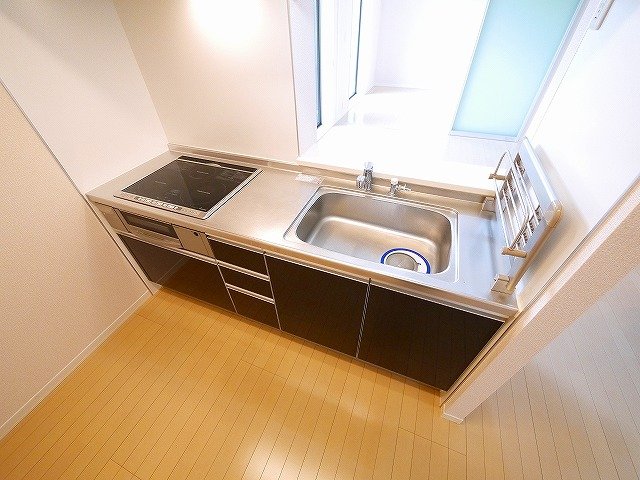 キッチン　IHコンロ3口付きのシステムキッチン