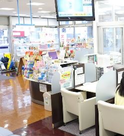 ドラックストア　日本調剤西新橋薬局（ドラッグストア）まで77m