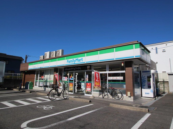 コンビニ　ファミリーマート（コンビニ）まで777m