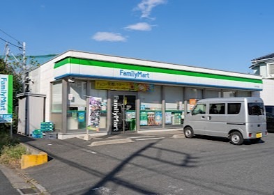コンビニ　ファミリーマート 六木四丁目店（コンビニ）まで397m