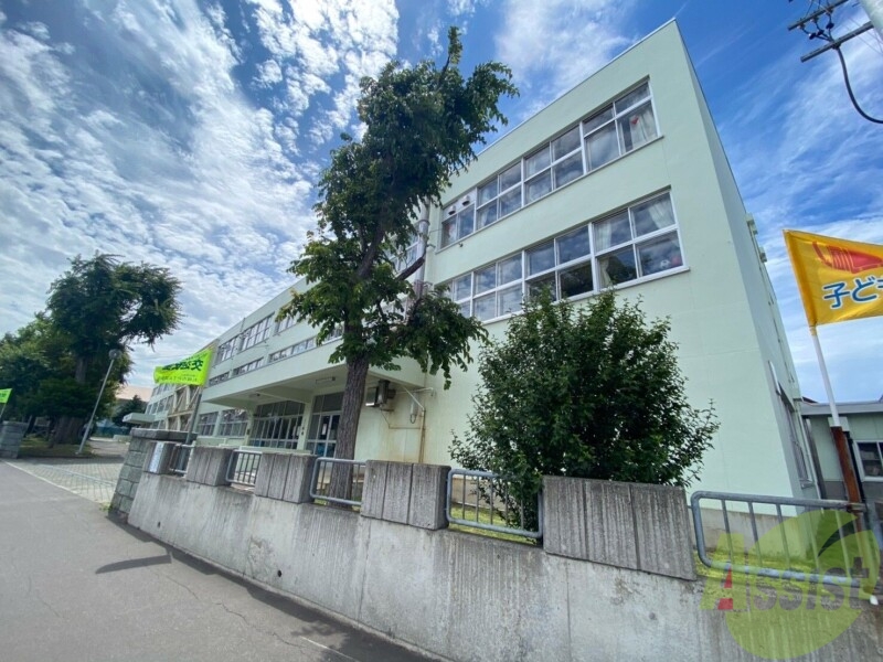 小学校　札幌市立新川中央小学校（小学校）まで989m