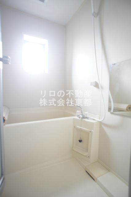 バス・シャワールーム　窓付きのバスルーム♪換気もできて気持ちいいですね♪