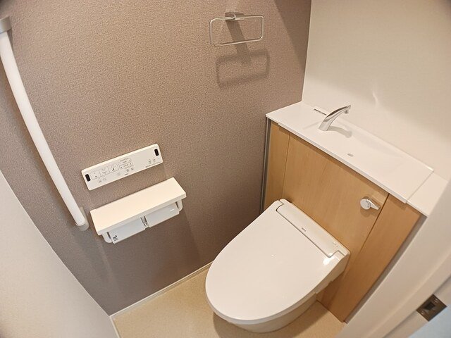 トイレ　落ち着いた色調のトイレです