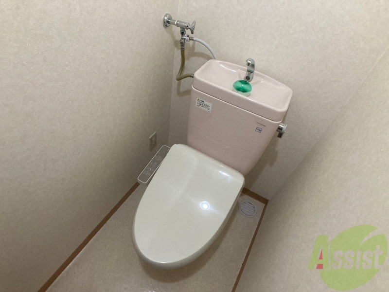 トイレ　ウォシュレット機能がついたトイレ。安心して使用できますね。