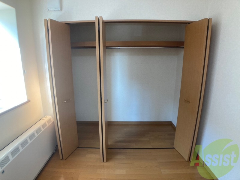 収納　こちらの収納にはハンガーをかけて服もしまえますね。