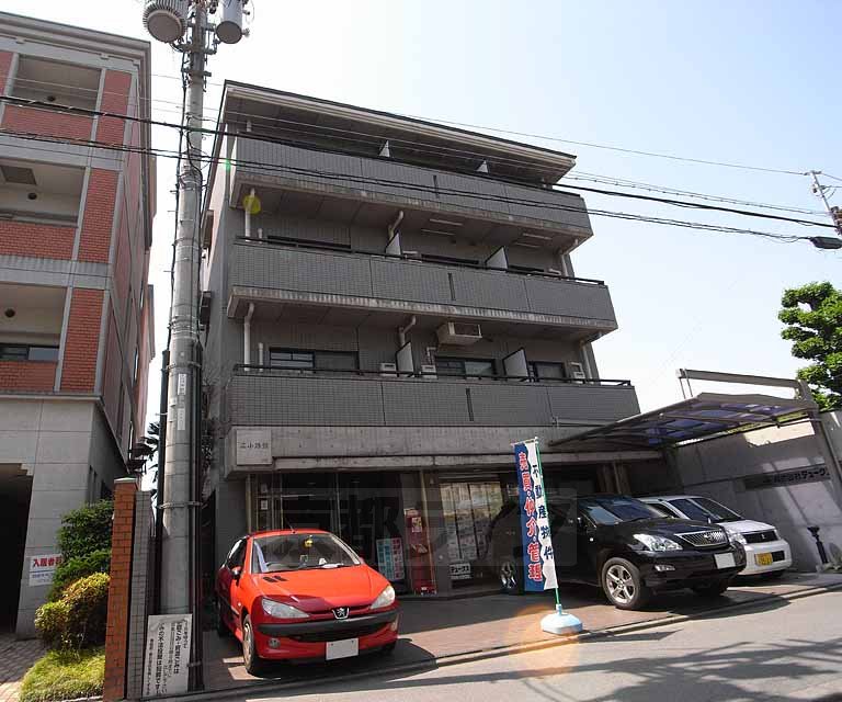 建物外観　１階には管理会社が！