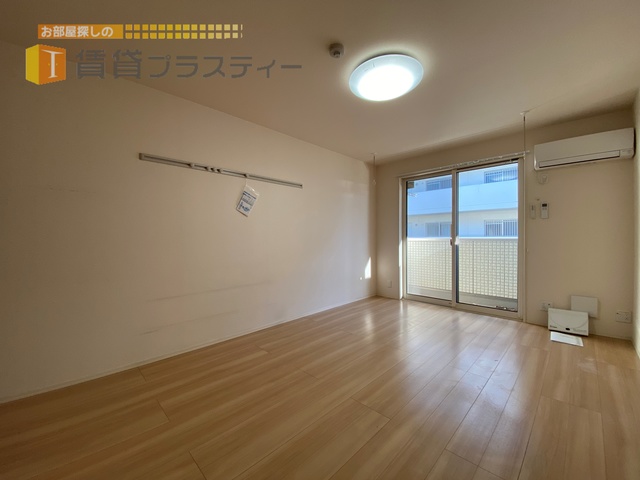 居室・リビング　広い洋室で家具の配置もしやすいですね。