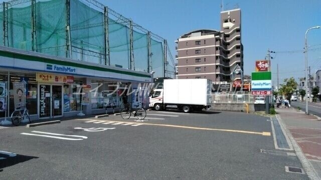 コンビニ　ファミリーマート遠里小野二丁目店（コンビニ）まで218m