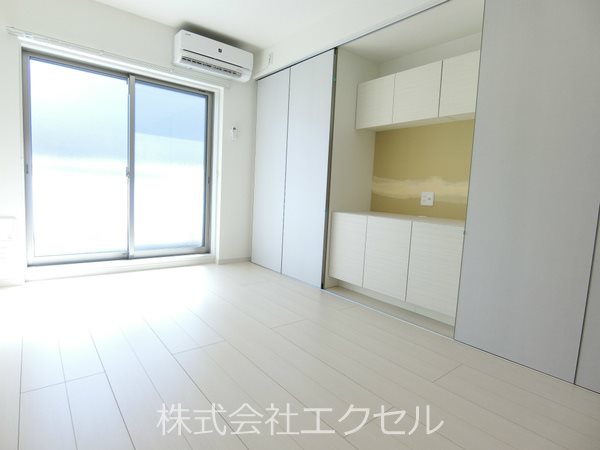 その他部屋・スペース　テレビ台付き、収納豊富でお部屋を広くご利用していただけます。