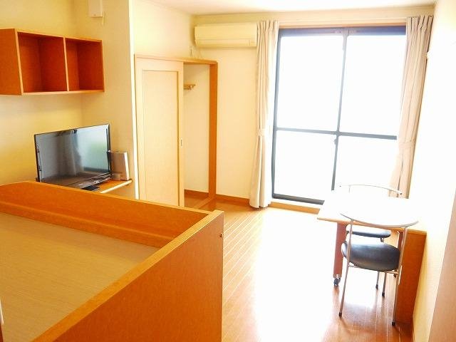 その他　落ち着いた色調の洋室です